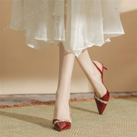 H1933-1酒红色尖头高跟凉鞋半包头铆钉饰细跟女鞋漆皮纯色夏季单